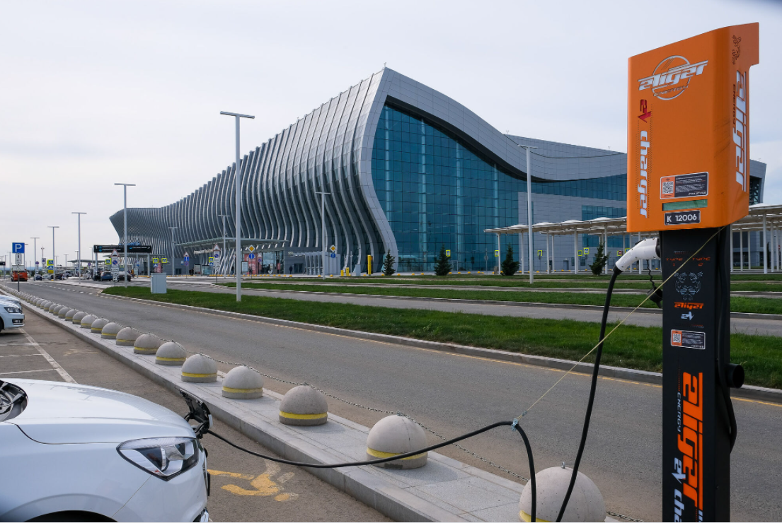 Зарядка электромобиля в аэропорту Симферополя